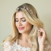 Fotograf: Ivory and Co Aurora Rose Gold Zierliche Perle und Kristall Haarstrang