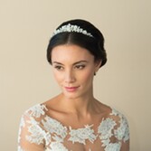 Fotografía: Ivory and Co Diadema de boda «Sophie» con flores, perlas y cristales