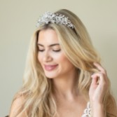 Fotografía: Ivory and Co Diadema nupcial floral con cristales y perlas de Samira