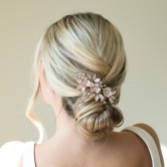 Fotograf: Ivory and Co Gardenia Rose Gold Zierliche Kristall und Perle Floral Haarspange