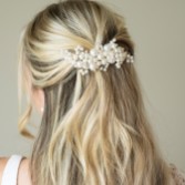Fotografia: Ivory and Co Grampo de cabelo com penteado de pérolas em forma de flor