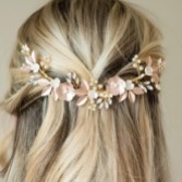 Fotografia: Ivory and Co Grampo de cabelo em forma de meia-lua com motivos florais em ouro, cristais e pérolas