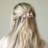 Fotografia: Ivory and Co Grampo de cabelo floral delicado com cristais e pérolas Gardenia em ouro rosa
