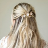 Fotografia: Ivory and Co Grampo de cabelo floral delicado com cristais e pérolas Gardenia Gold