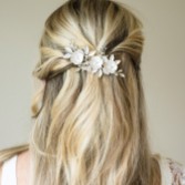 Fotografia: Ivory and Co Grampo de cabelo floral delicado com cristais e pérolas Gardenia Silver