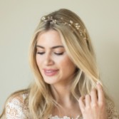 Fotografia: Ivory and Co Guirlanda de cabelo delicada com pérolas e cristais Aurora Gold