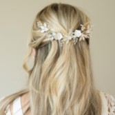 Fotografía: Ivory and Co Horquilla floral en forma de media luna con cristales y perlas «Silver Bloom»