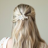 Fotografía: Ivory and Co Horquilla para el pelo de cerámica con motivos florales «Tigerlily» en color dorado