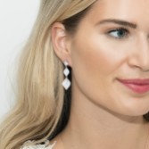 Zdjęcie: Ivory and Co Kolczyki Rochelle z potrójnymi zawieszkami, wykonane z różowego złota i pokryte kryształkami