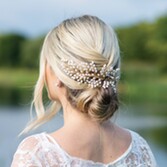 Fotografía: Ivory and Co Peineta nupcial con racimo de perlas «Golden Seaspray»