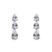 Fotografía: Ivory and Co Pendientes de boda de cristal en forma de lágrima «Purity»
