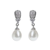 Fotografía: Ivory and Co Pendientes de boda «Serrano Pearl Drop»