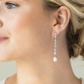 Fotografía: Ivory and Co Pendientes largos con perlas en forma de gota de cristal plateado de Melbourne