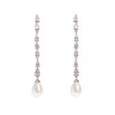 Fotografía: Ivory and Co Pendientes largos de perlas con cristal en color oro rosa de Melbourne