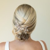 Fotografia: Ivory and Co Pente de cabelo delicado com cristais e pérolas em tom dourado cintilante