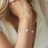 Fotografía: Ivory and Co Pulsera de cadena fina con perlas barrocas plateadas de Bermudas