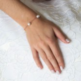 Fotografía: Ivory and Co Pulsera de cadena fina con perlas barrocas y oro rosa de Bermudas