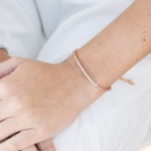 Fotografía: Ivory and Co Pulsera Tivoli de oro rosa con cierre de palanca y cristales delicados