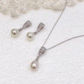 Photograph: Ivory and Co Serrano Pearl Bridal Jewellery Set