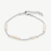 Fotograf: Ivory and Co St Ives Silver Dainty Pearl Chain Bracelet
