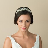 Fotografia: Ivory and Co Tiara de noiva «Seville» com flores e folhas douradas