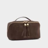 Fotografia: Katie Loxton Bolsa de maquilhagem e higiene pessoal Soho, em camurça sintética castanha, tamanho médio