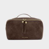 Fotografia: Katie Loxton Bolsa de maquilhagem e higiene pessoal Soho Grande em imitação de camurça castanha