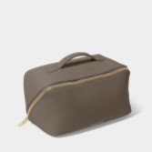 Fotografia: Katie Loxton Bolsa grande de pelúcia para maquilhagem e produtos de higiene pessoal