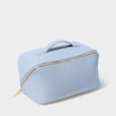 Fotografia: Katie Loxton Bolsa grande para maquilhagem e produtos de higiene pessoal em azul