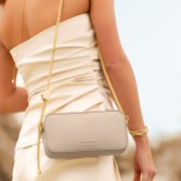 Fotografía: Katie Loxton Bolso bandolera con cadena y tiradores Remi en color topo claro