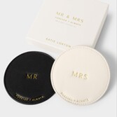 Fotografia: Katie Loxton Conjunto de bases para copos de casamento «Sr.» e «Sra.»