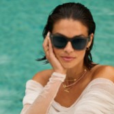 Fotografia: Katie Loxton Óculos de sol Porto em cinzento transparente com formato de olho de gato
