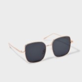 Fotografia: Katie Loxton Óculos de sol quadrados Sahara em dourado e preto