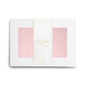 Fotografia: Katie Loxton Lenço de seda rosa pálido «Maid of Honour» na caixa «Love»