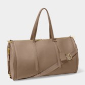 Fotografia: Katie Loxton Mala de fim de semana para roupa com dobras em tom mocha