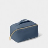 Fotograf: Katie Loxton Mittlere marineblaue Kosmetiktasche und Waschbeutel