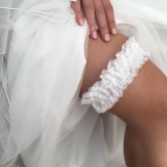 Zdjęcie: Klasyczna koronkowa podwiązka ślubna w kolorze kości słoniowej marki Honesty