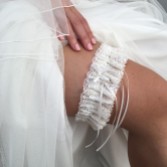 Zdjęcie: Koronkowa podwiązka ślubna Chantilly w kolorze kości słoniowej z motywem kwiatowym i wiszącą perełką