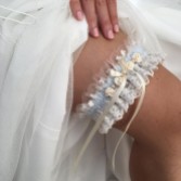 Fotografia: Liga vintage em renda azul rapsódia e tule marfim com detalhe de rosa