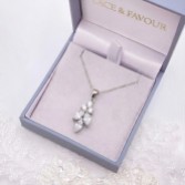 Fotograf: Lila Silver Dainty Cubic Zirconia Drop Bridal Pendant Necklace