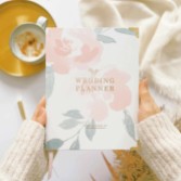 Fotografia: Livro de planeamento de casamentos de luxo com motivos florais e bordas douradas