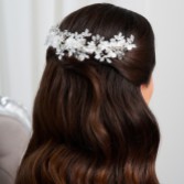 Fotografia: Marianna: Acessório de cabelo nupcial em marfim, flores e renda