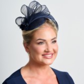 Fotograf: Marineblaue einfache Seite Falte Sinamay Hochzeit Fascinator