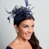 Fotograf: Marineblauer Sinamay und Feder Hochzeitsfascinator