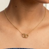 Fotografía: Olivia Burton Collar Amity Interlock chapado en oro