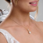 Fotograf: Paloma Teardrop-Perlen-Anhänger-Halskette (Gold)