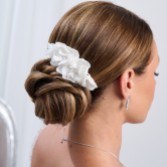 Photograph: Peigne à cheveux fleur en tissu ivoire pivoine