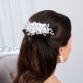 Fotografía: Peineta nupcial con flores de tela de hortensias color marfil y perlas