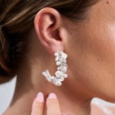 Fotografía: Pendientes de aro de plata con flores de porcelana color marfil Amelia