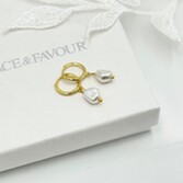 Fotografía: Pendientes de aro tipo «huggie» con perlas de agua dulce de Bali Gold